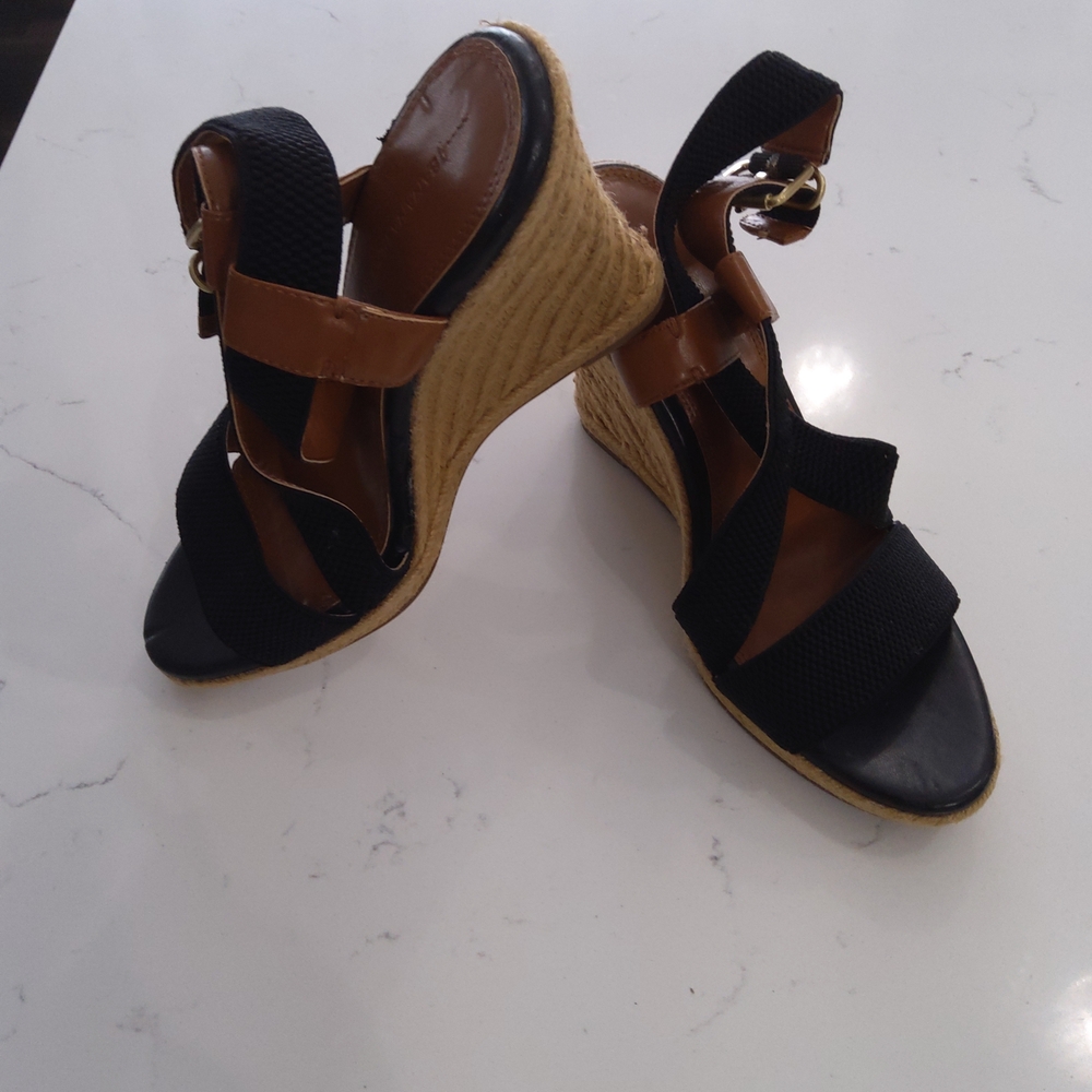 QL Banana Republic Black and Tan Wedge Sandals Officecore Size 8